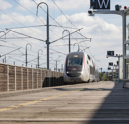 Access is optimal with TGV (express train), motorway and airport connections nearby.